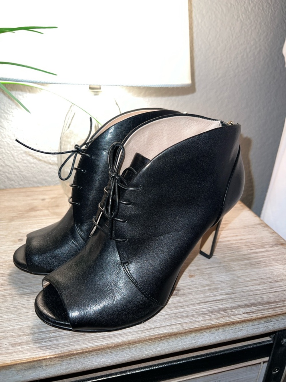 Louise et Cie Women's Black Leather Lace-Up Peep-Toe Heeled Booties Size 7.5